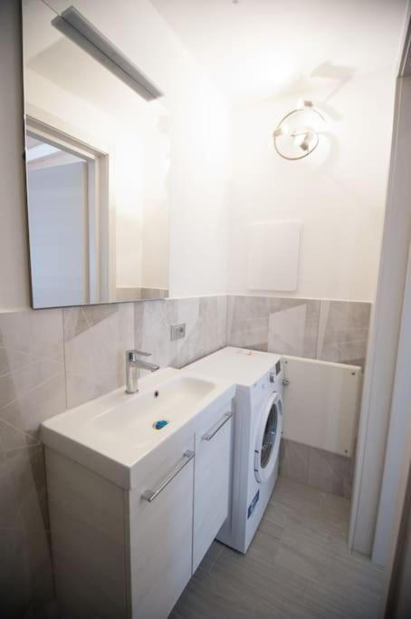 Appartamento Casa Gemma - Big Family House With Free Parking San Giovanni Lupatoto Esterno foto